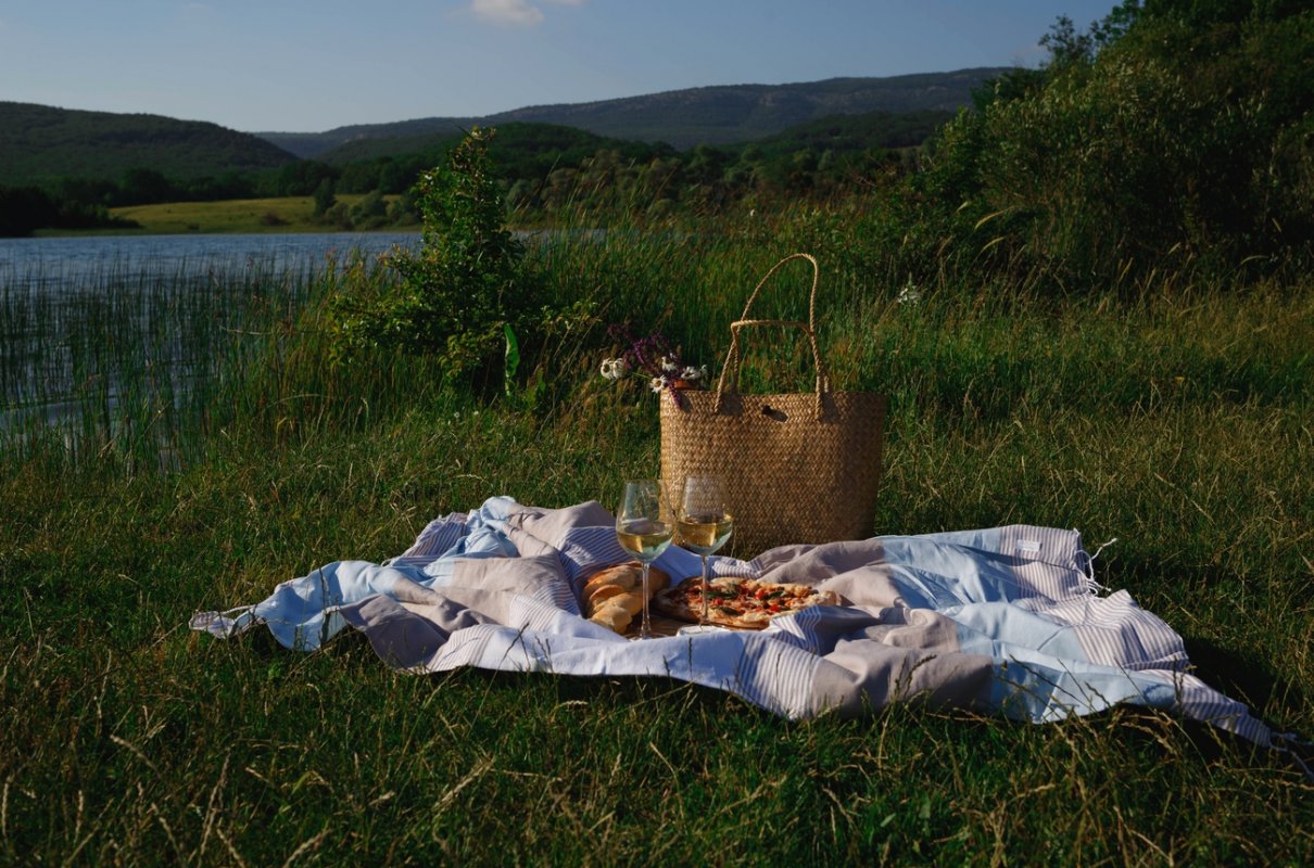 Piknik nad jeziorem – co warto zabrać ze sobą? Toplista 10 produktów