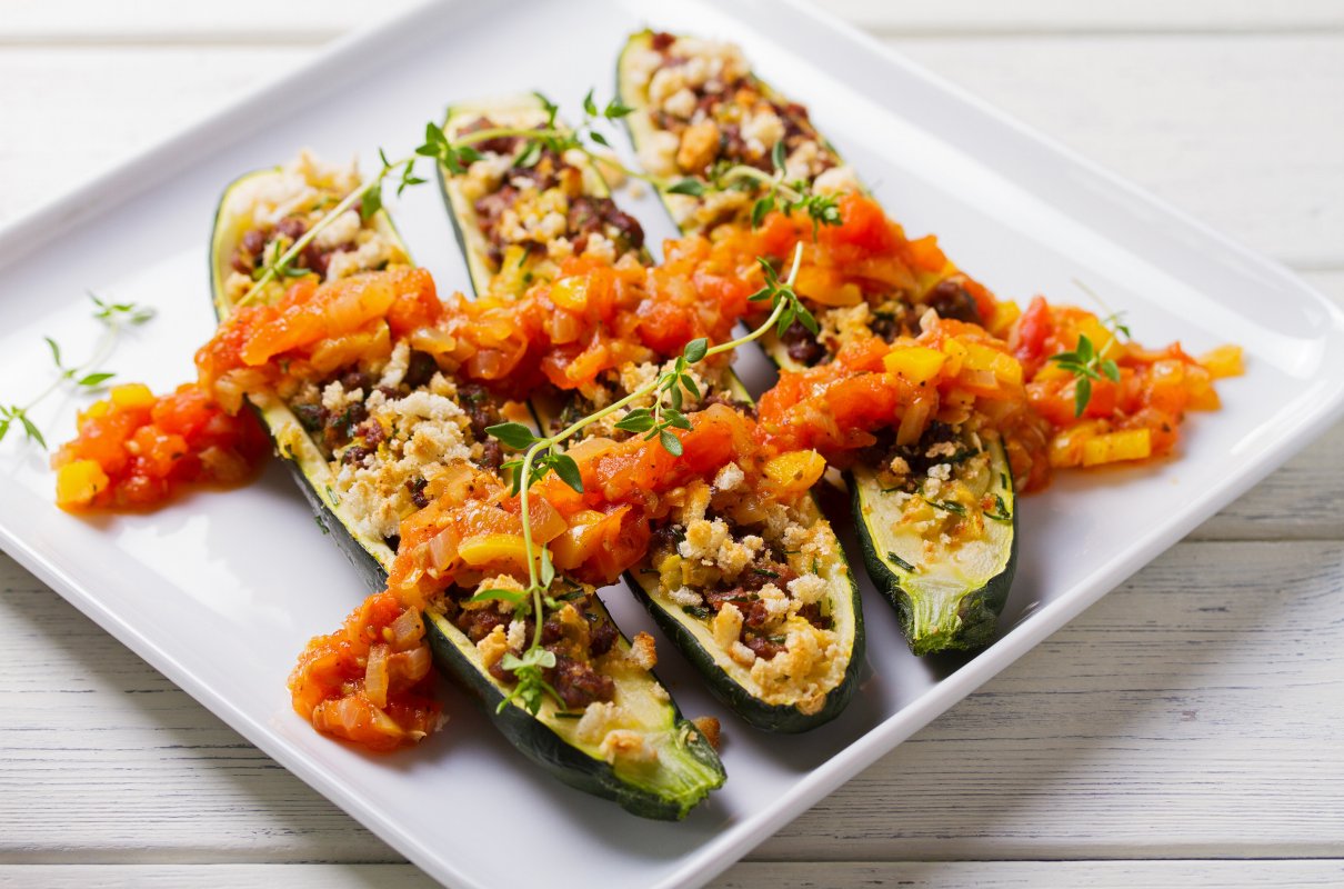 Faszerowane cukinie z grilla. Sycące, smaczne i kolorowe danie