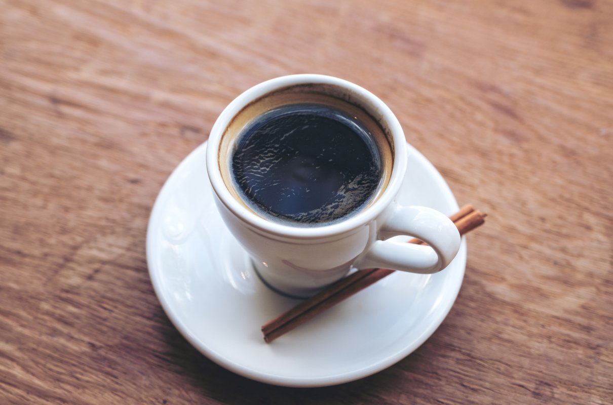 4 dodatki do kawy, które przyspieszają metabolizm. Pomagają w koncentracji, dodają energii