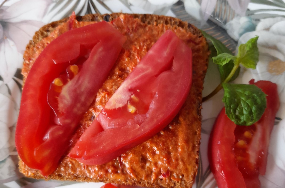 Czerwona pasta do pieczywa