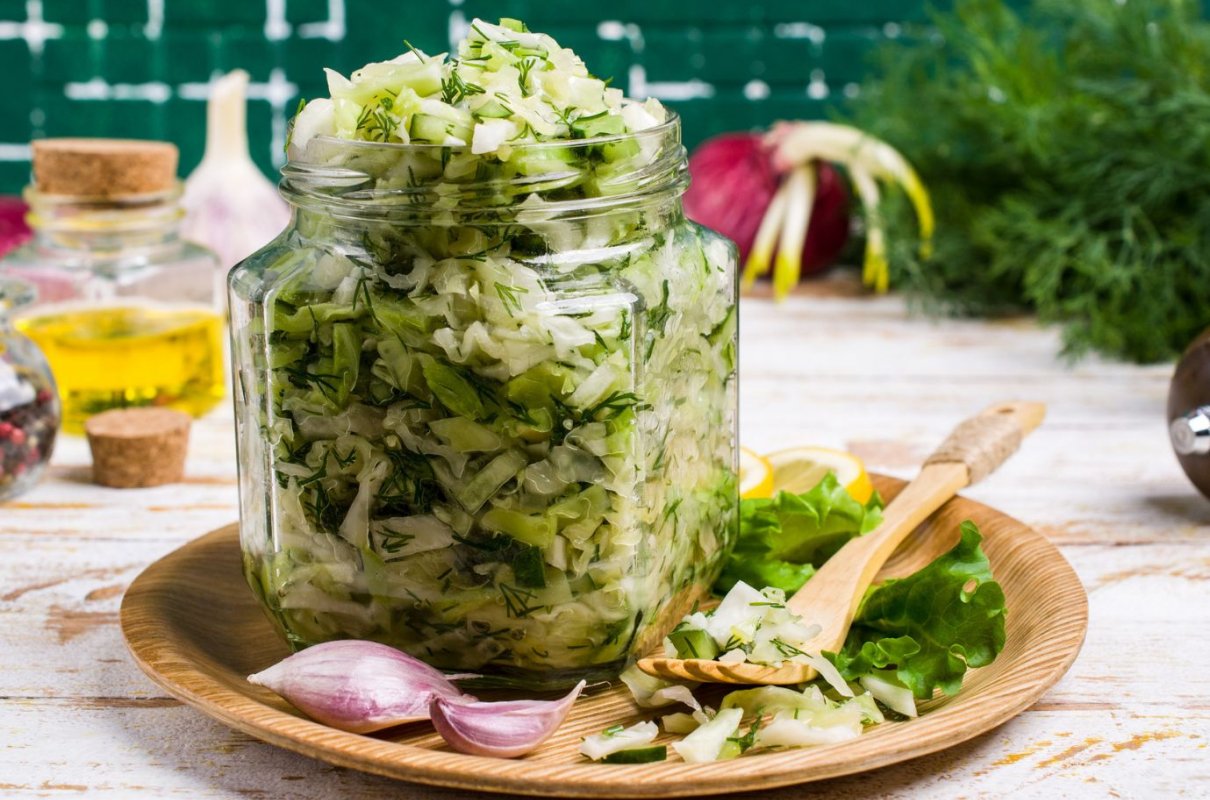 Sałatki z kapusty na zimę. 5 wyjątkowych przepisów, które rozdasz sąsiadkom