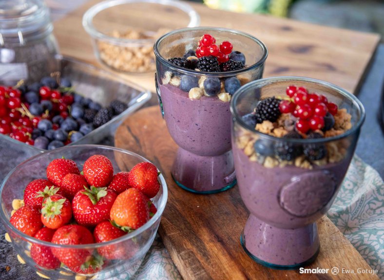 Acai bowl, miska pełna jagód Ewy Wachowicz