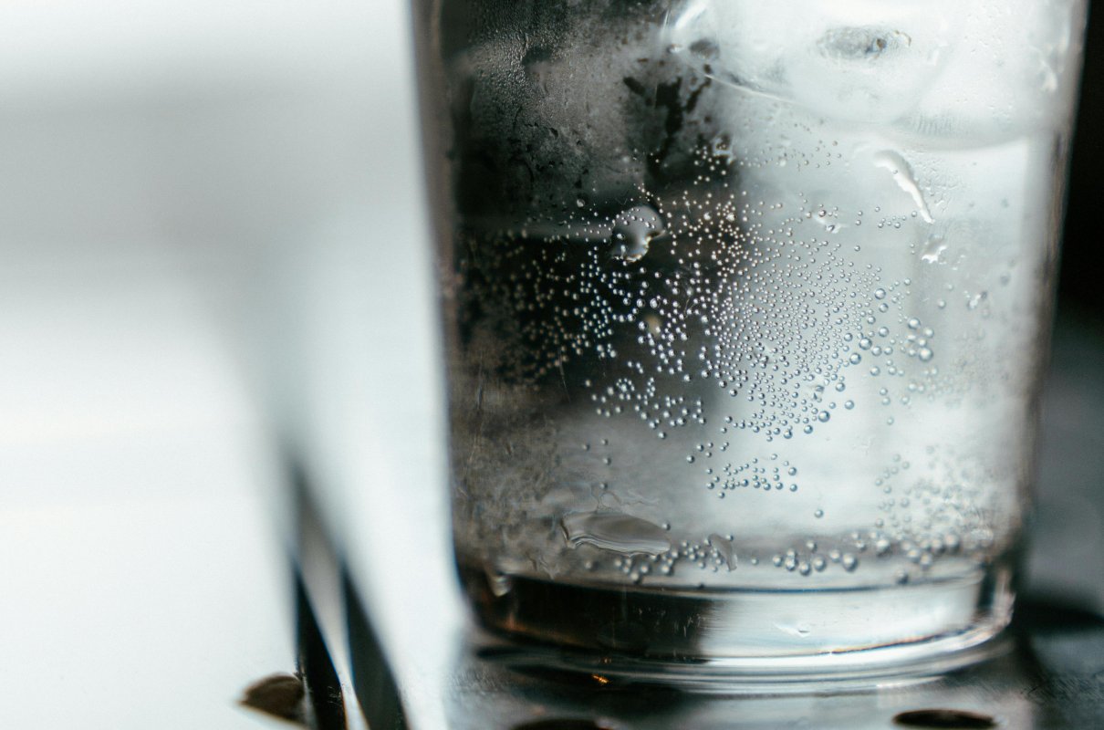 Saturator do wody gazowanej – jak wybrać model idealny do domu?