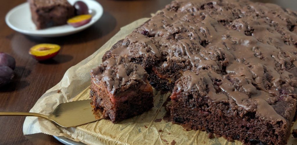 Ciasto czekoladowe ze śliwkami i kruszonką
