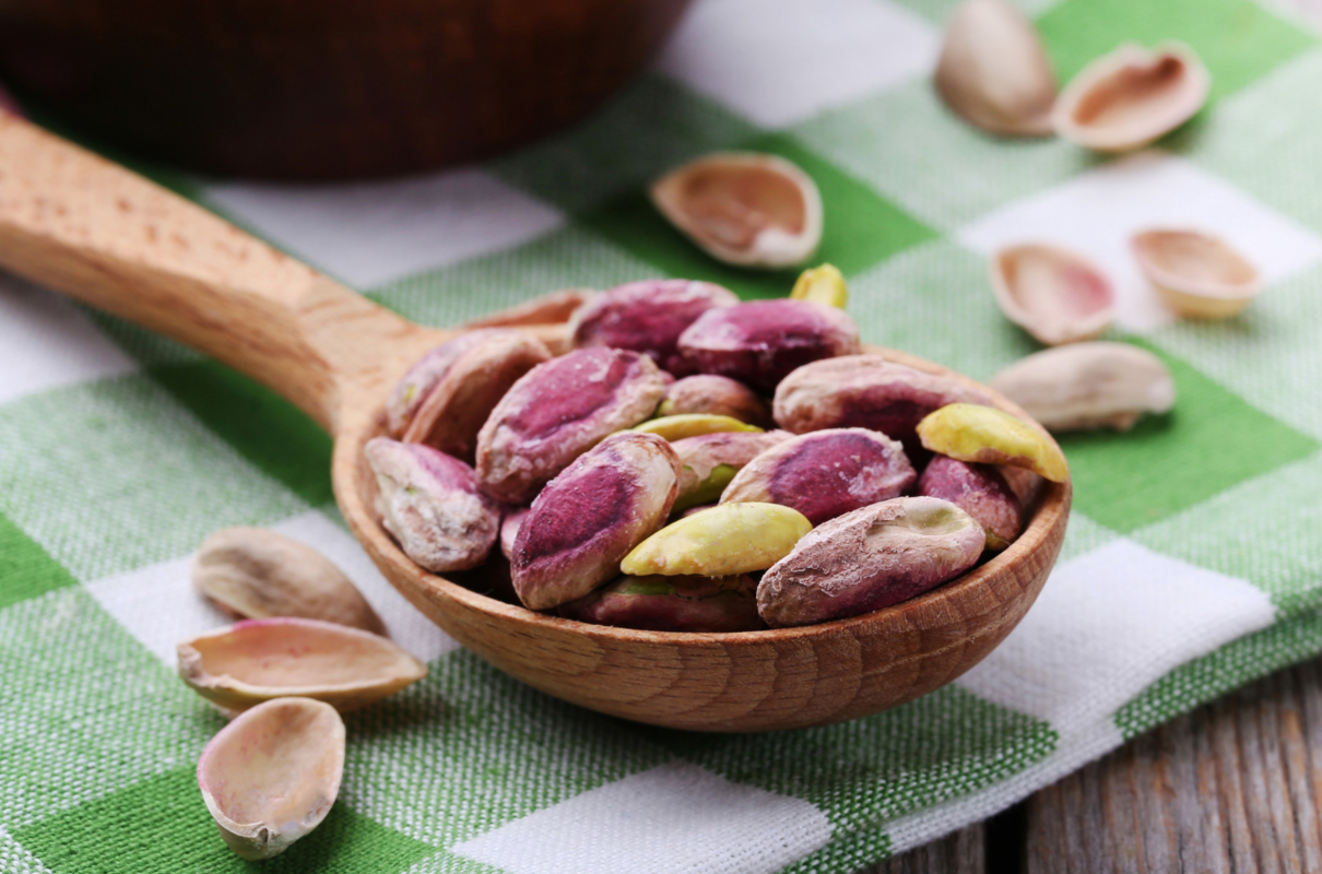 Teraz jest moda na te orzechy, Polacy jedzą garściami. Eksperci od zdrowia mówią wprost: uważajcie