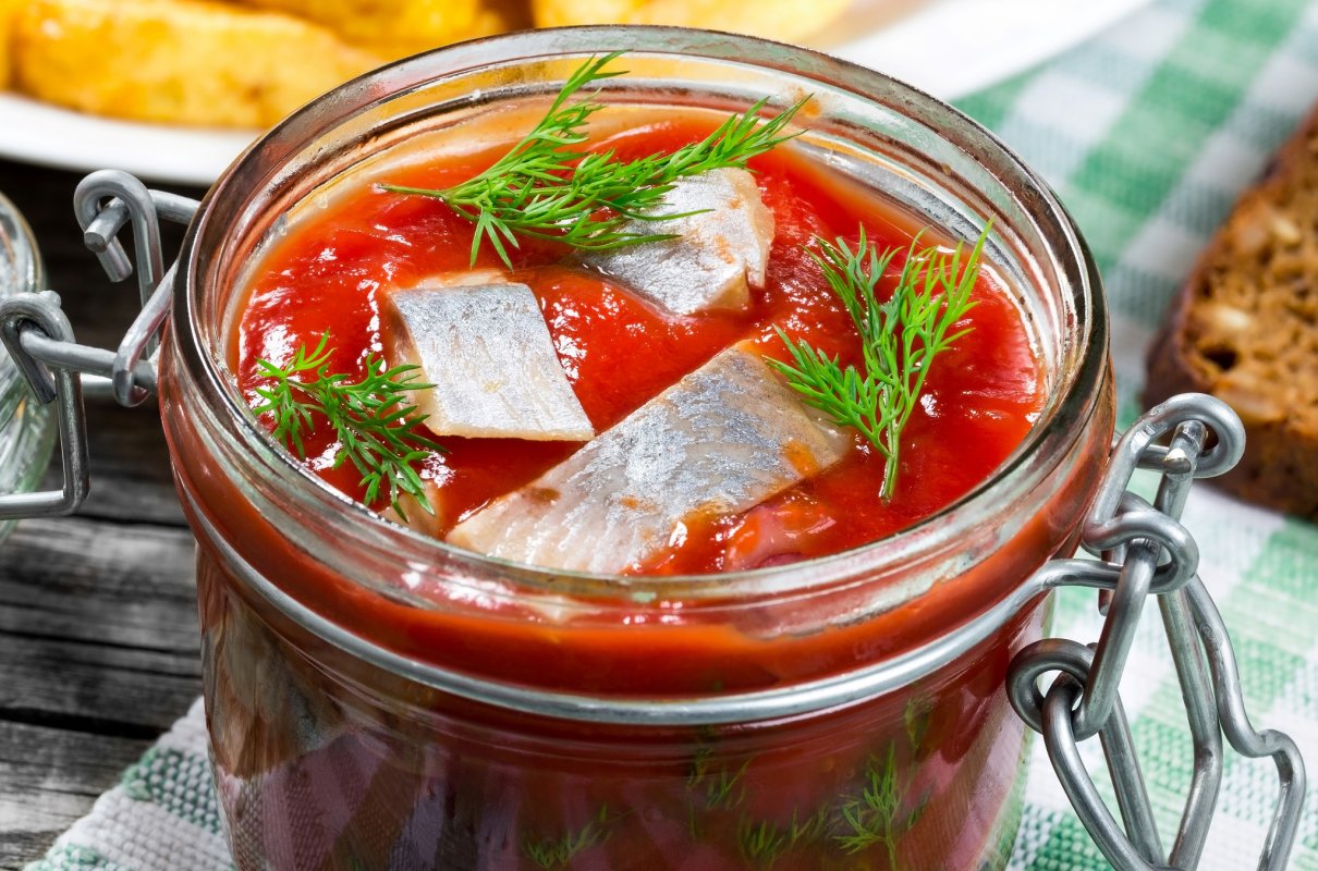 Śledzie z pieczarkami i cebulą w pomidorach