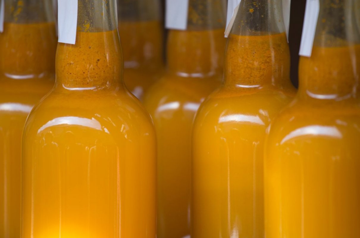 Ma więcej witaminy C od cytryn, na jesień i zimę obowiązkowy. Przepis na sok z rokitnika