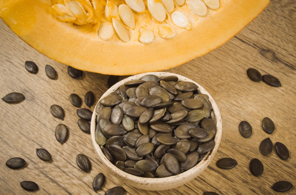 Mają dużo cynku, wspomagają serce i pamięć. Co zrobić z pestek dyni?
