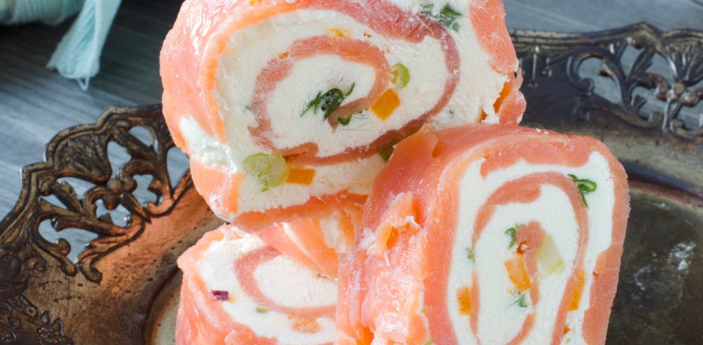 Roladki z łososia i serka śmietankowego