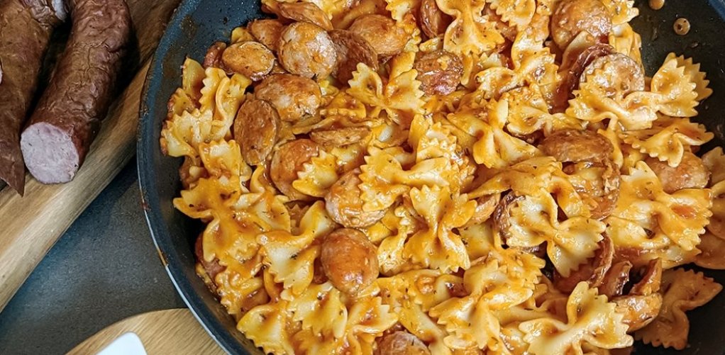 Makaron z kiełbasą w sosie pomidorowym