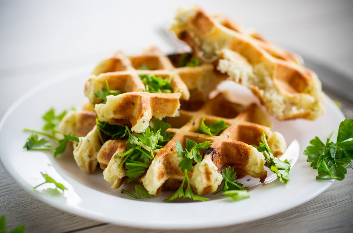 Zamień chleb na warzywne gofry. Sycą na długo, można jeść na diecie