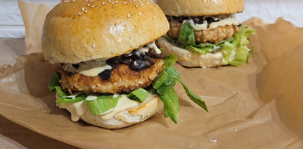 Chicken burger z karmelizowanymi pieczarkami