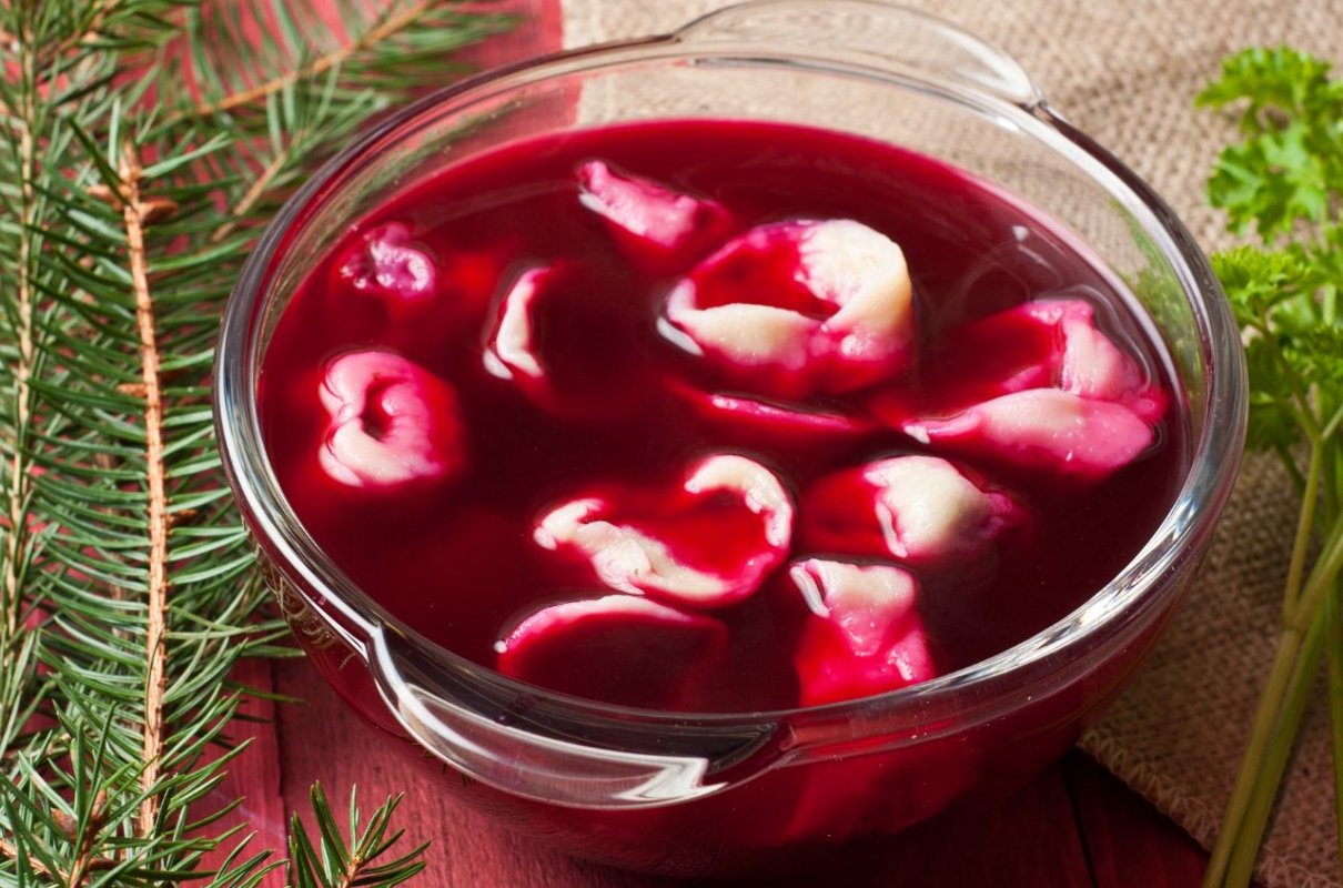 Dlaczego barszcz czerwony traci kolor? Najlepsze sposoby naszych babć na rubinowy barszcz