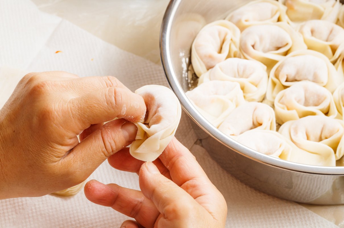 Jak lepić uszka do barszczu, żeby się nie otwierały? Najlepsza technika