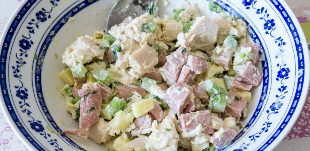 Sałatka z szynką i awokado