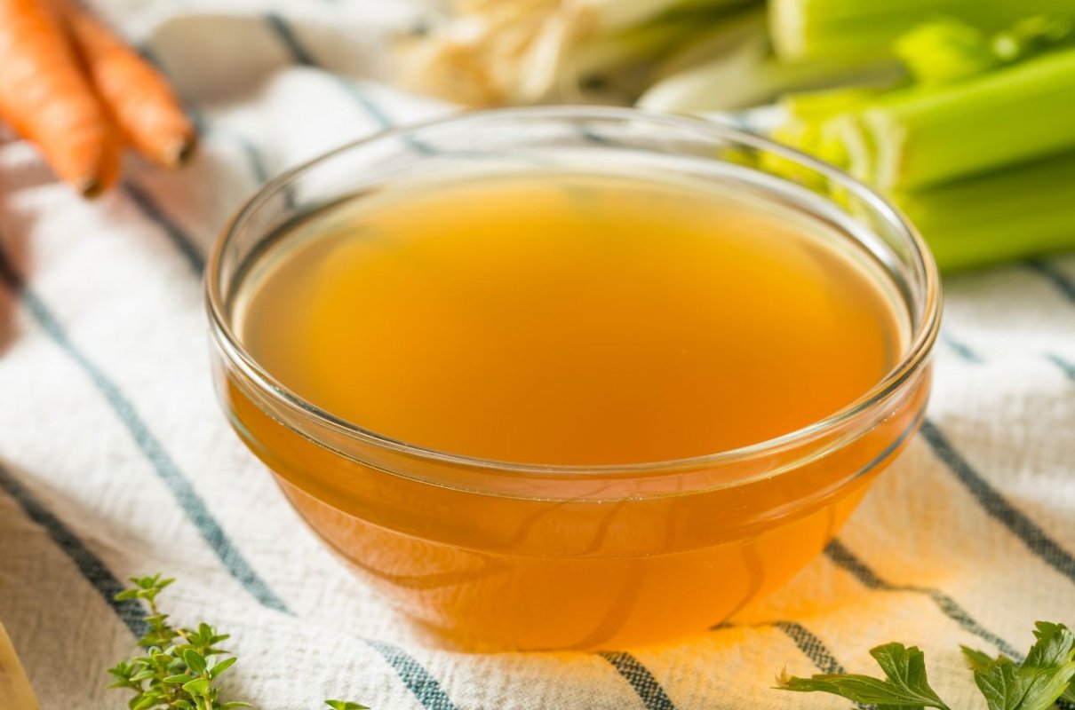 Warzywny bulion mocy. Rozgrzeje, pomoże w stanach zapalnych i przeziębieniu