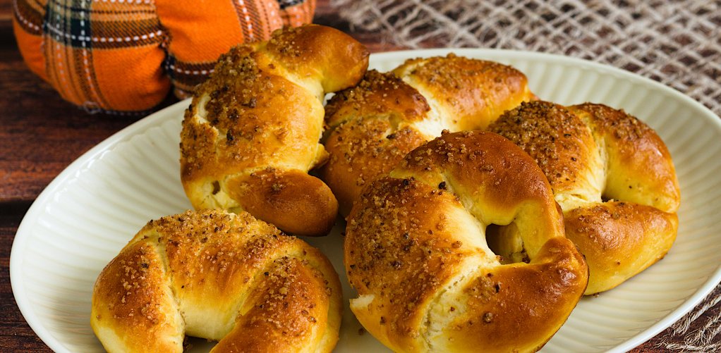 Drożdżowe rogaliki z serem