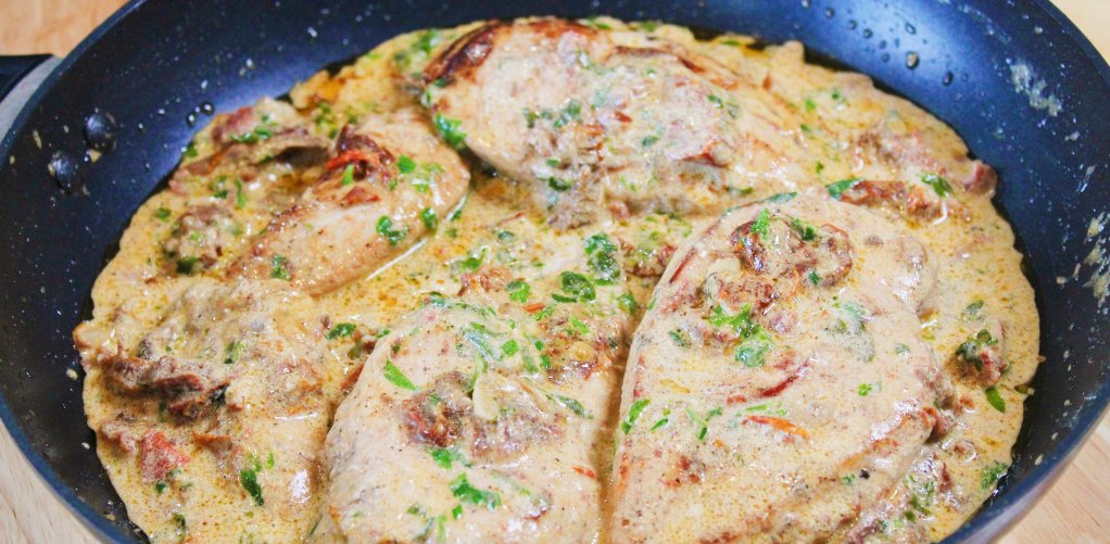 Filet z piersi kurczaka w sosie śmietanowym