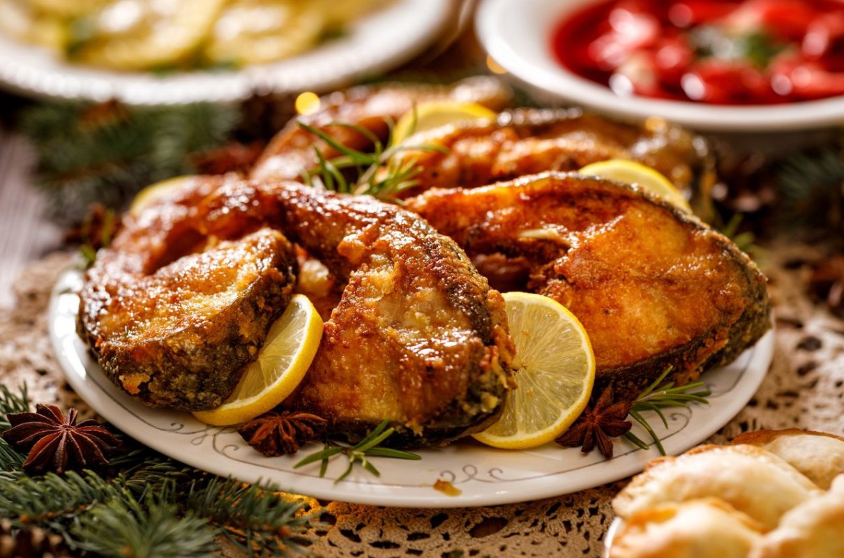 Jak zrobić idealnego karpia na wigilię? Bez mulistego aromatu i łusek, nie rozpada się na patelni