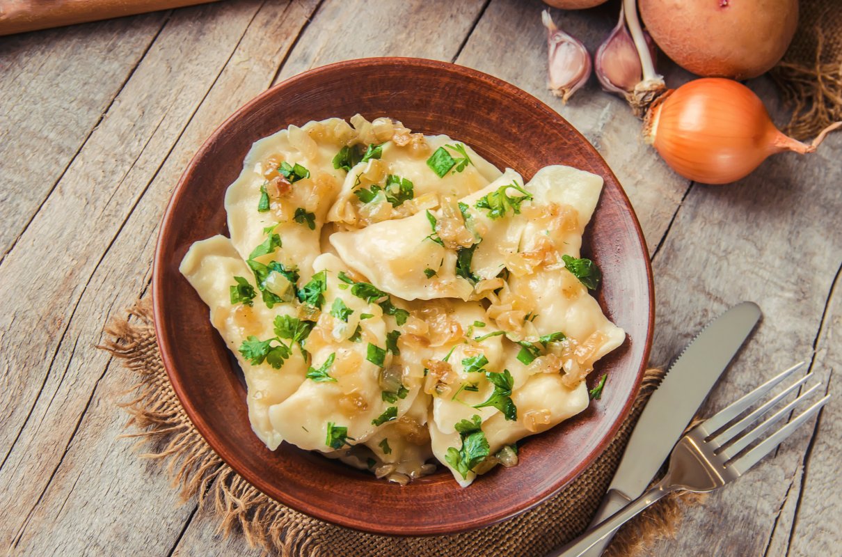 Pierogi się sklejają, rozpadają w trakcie gotowania? Triki naszych babć na idealne pierogi