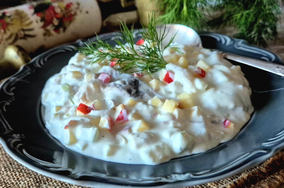 Śledź z jabłkiem i cebulą w śmietanie