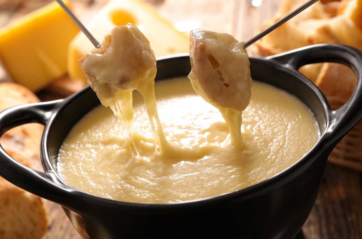 Fondue na sylwestra – pomysł na efektowną i pyszną ciepłą przekąskę