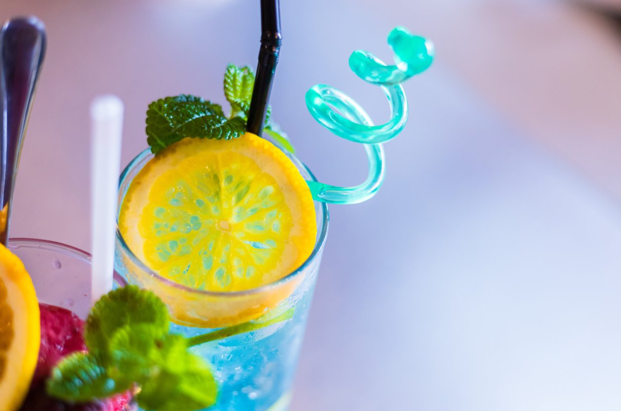 Mocktaile na sylwestra i karnawał – bezalkoholowe drinki, które smakują dorosłym
