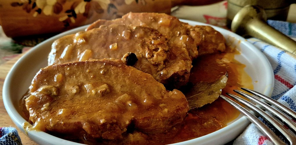 Schab duszony w sosie własnym