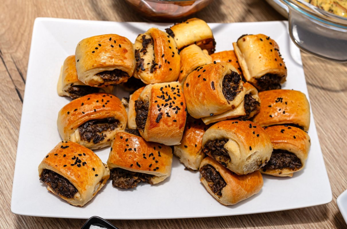 Minipierogi i paszteciki do barszczu w filiżankach. Pomysł na ciepłą przekąskę