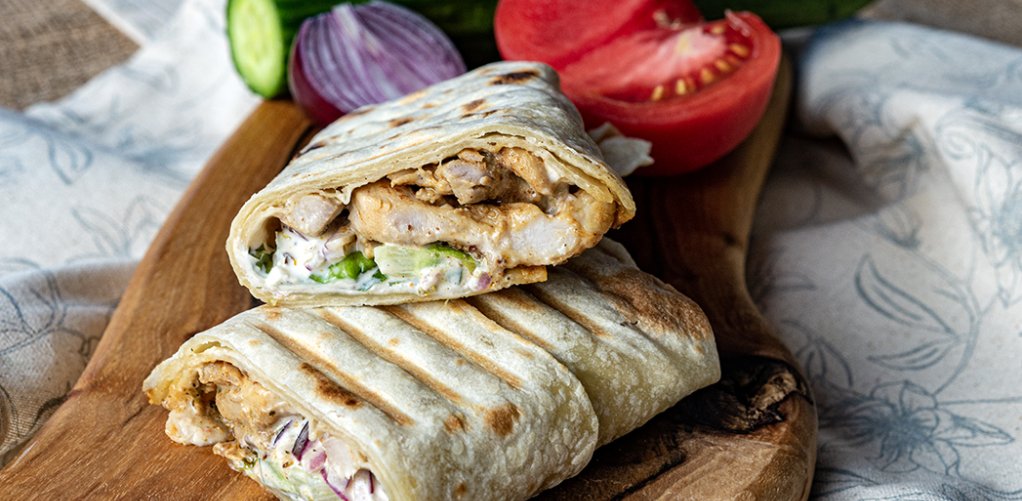 Domowy kebab drobiowy w tortilli