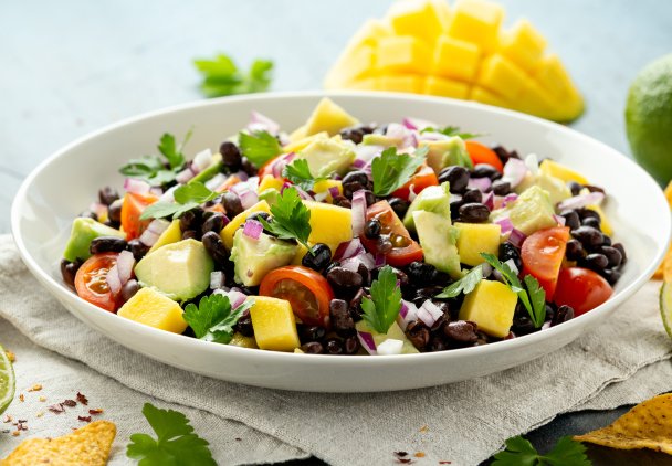 Szybkie sałatki na imprezę. Bez majonezu i śmietany