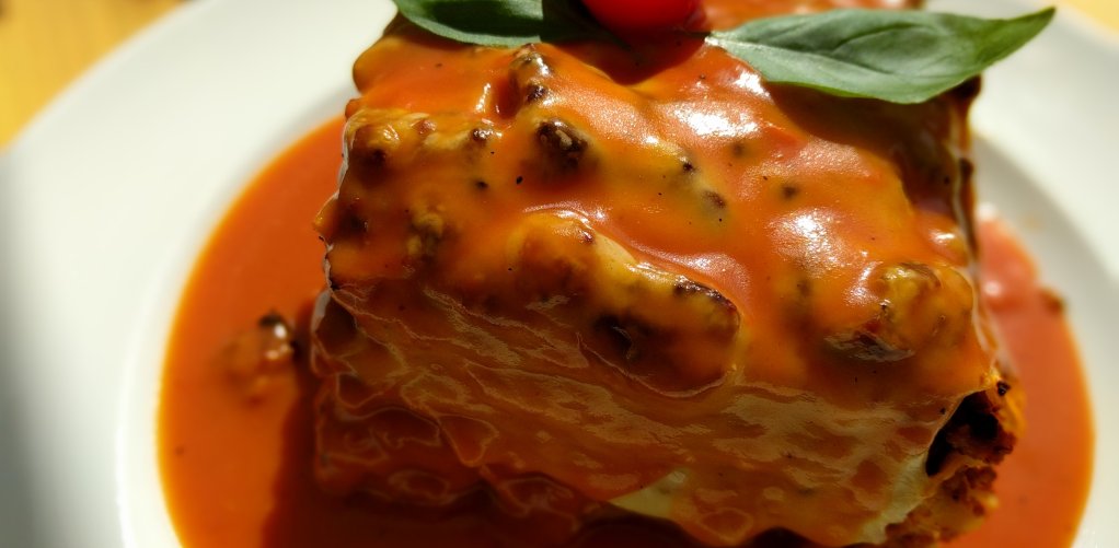 Klasyczna lazania z sosem pomidorowym