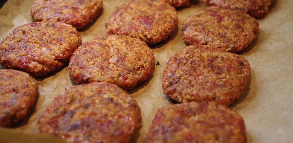 Kotlety jaglano-buraczane