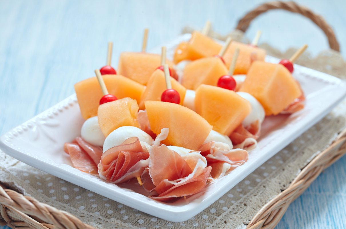 7 przekąsek „na jeden kęs”, które nie rozmiękają na talerzu. Idealne na imprezę