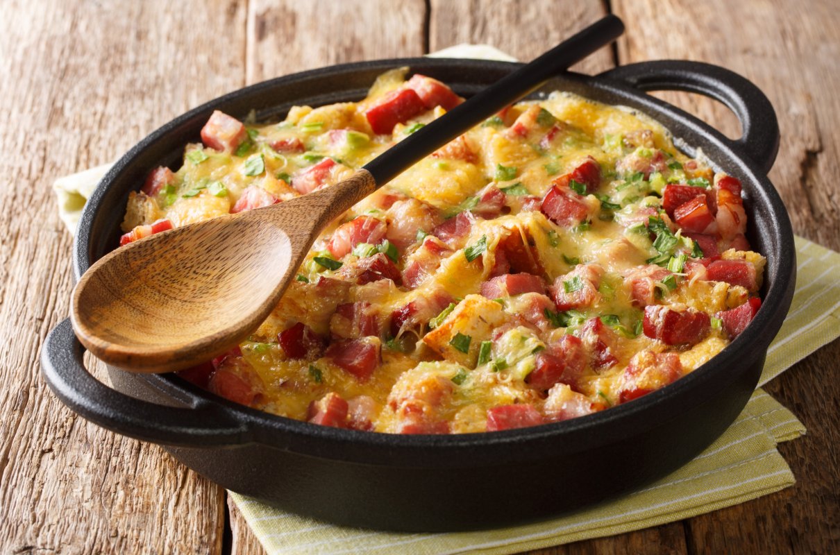 Zapiekanka ziemniaczana z kiełbasą. Danie na szybki obiad z nietypowymi dodatkami