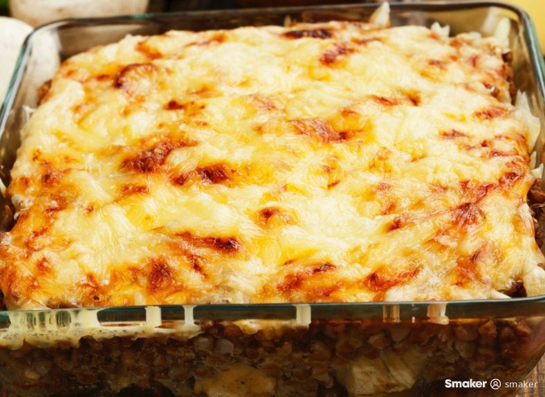  Zapiekanka ziemniaczana z pieczarkami i boczkiem 