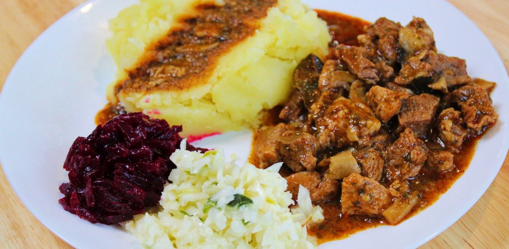 Pyszny gulasz z łopatki wieprzowej w aromatycznym sosie