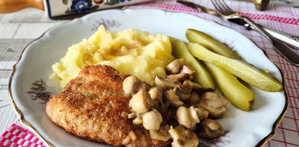 Schabowy podwójnie panierowany z pieczarkami