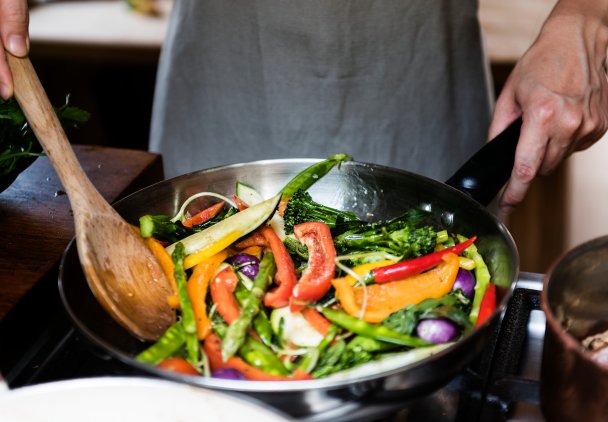 Smażenie na patelni - saute, stir fry oraz beztłuszczowe