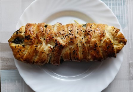 Kurczak ze szpinakiem i serem w cieście francuskim.