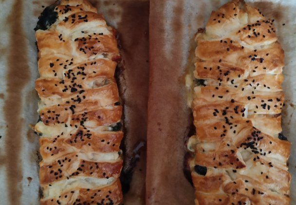 Kurczak ze szpinakiem i serem w cieście francuskim.