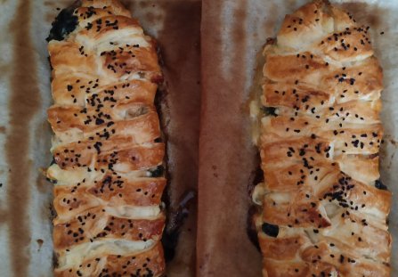 Kurczak ze szpinakiem i serem w cieście francuskim.