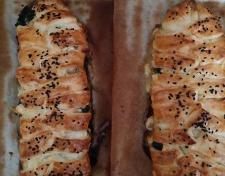 Kurczak ze szpinakiem i serem w cieście francuskim.