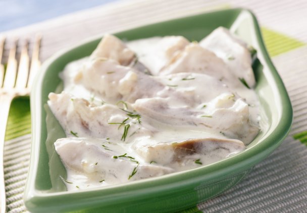 Śledzie w sosie koperkowym