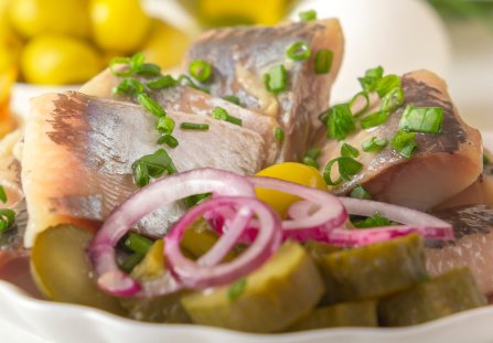 Śledzie z ogórkiem i czerwoną cebulą w oleju