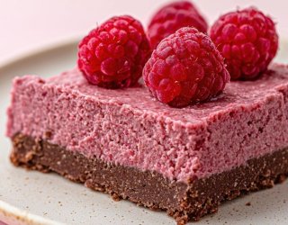 Sernik malinowy na brownie