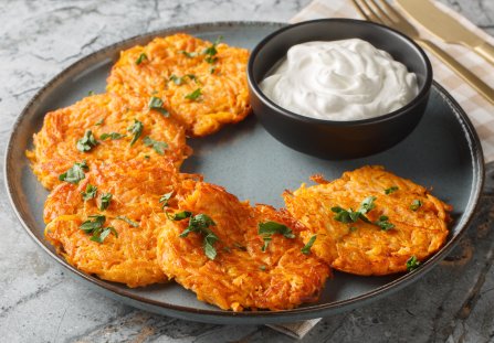 Placki marchewkowe z sosem jogurtowym