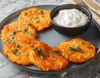 Placki marchewkowe z sosem jogurtowym