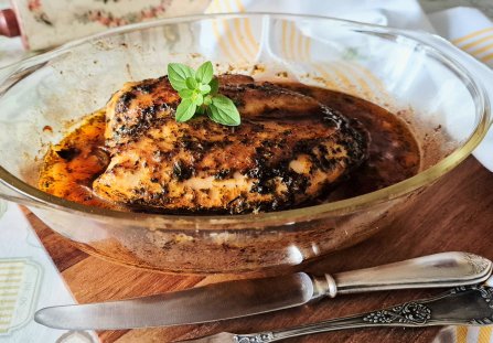 Pierś z kurczaka z kością pieczona w piekarniku