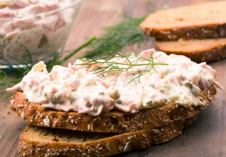 Pasta kanapkowa z szynki, sera i ogórka